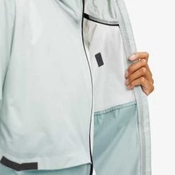 On Running Women's Weather Jacket - Surf/Sea Jackets & Vests