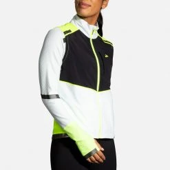 Brooks Women's Carbonite Vest - Icy Grey/Black/Nightlife Jackets & Vests