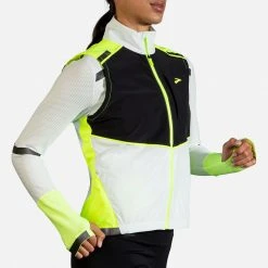 Brooks Women's Carbonite Vest - Icy Grey/Black/Nightlife Jackets & Vests