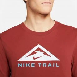 Tops Men's Nike Dri-FIT Short Sleeve Trail Running T-Shirt - Dark Cayenne