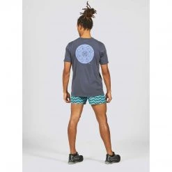 Janji Tops Men's Runterra Bio GFX Tee - Cosmic Runner Obsidian 10 Janji Tops Men's Runterra Bio GFX Tee - Cosmic Runner Obsidian
