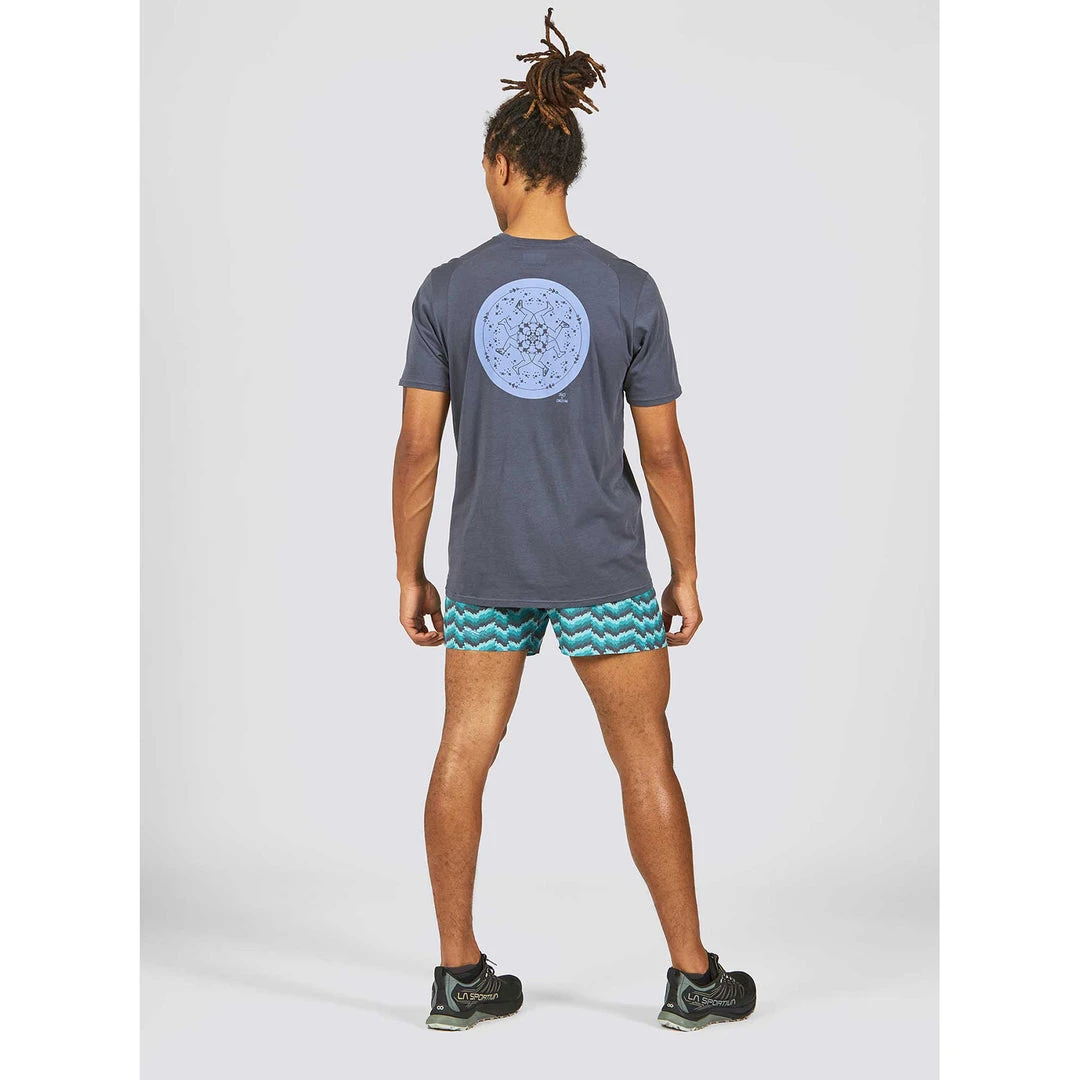 Janji Tops Men's Runterra Bio GFX Tee - Cosmic Runner Obsidian 5 Janji Tops Men's Runterra Bio GFX Tee - Cosmic Runner Obsidian