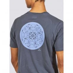 Janji Tops Men's Runterra Bio GFX Tee - Cosmic Runner Obsidian 9 Janji Tops Men's Runterra Bio GFX Tee - Cosmic Runner Obsidian