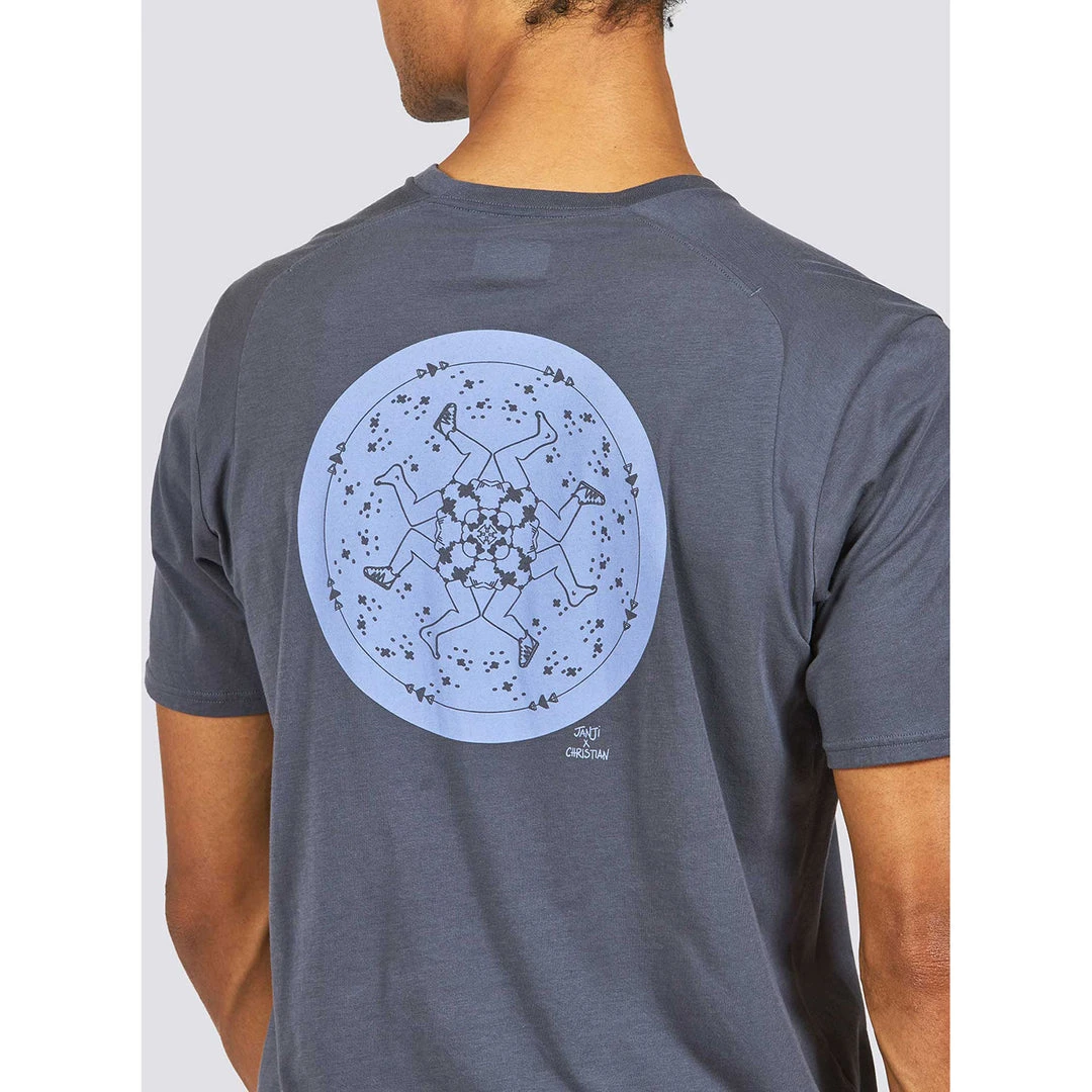 Janji Tops Men's Runterra Bio GFX Tee - Cosmic Runner Obsidian 4 Janji Tops Men's Runterra Bio GFX Tee - Cosmic Runner Obsidian